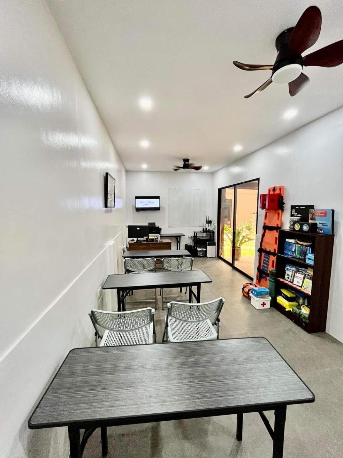 Southseas Beach Resort And Dive Center Santander Buitenkant foto