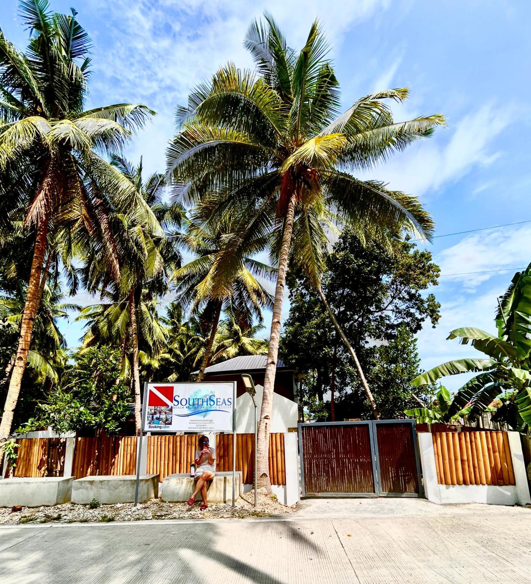Southseas Beach Resort And Dive Center Santander Buitenkant foto